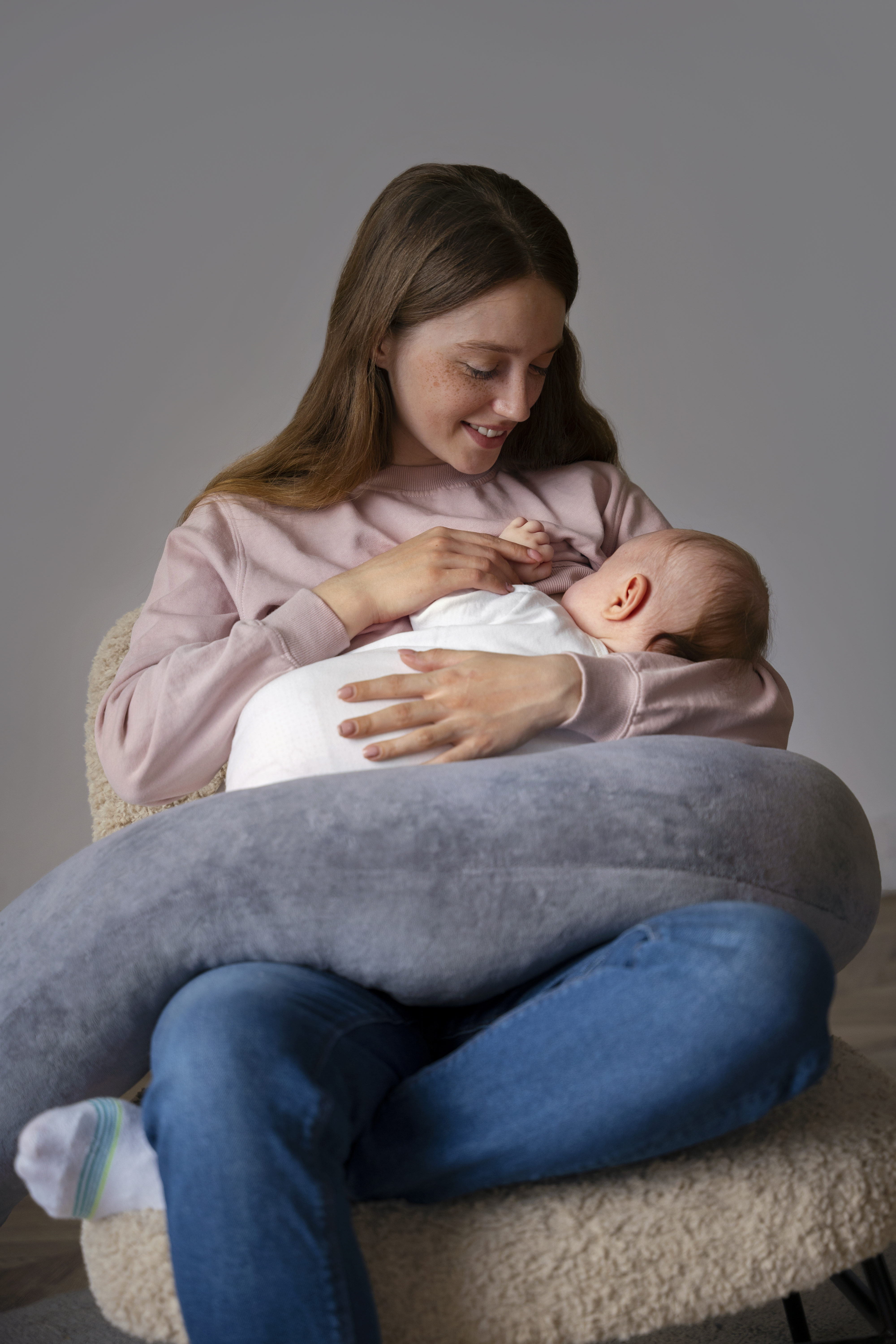 Mãe amamentando o bebê com carinho